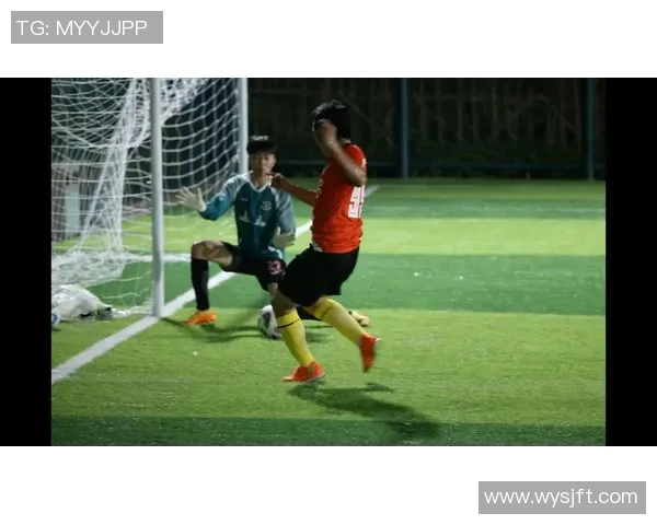 年轻帅气的足球明星们在赛场上的精彩瞬间与迷人风采展示