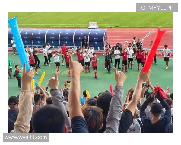 当足球明星突然出现时球迷们的狂欢与惊喜瞬间点燃全场热情